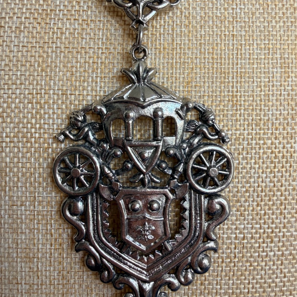 Vintage Victorian Heradalic Coat of Arms Pendant - Picture 3 of 6